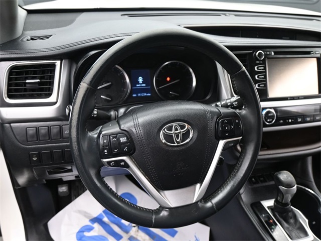 2016 Toyota Highlander LE photo 2