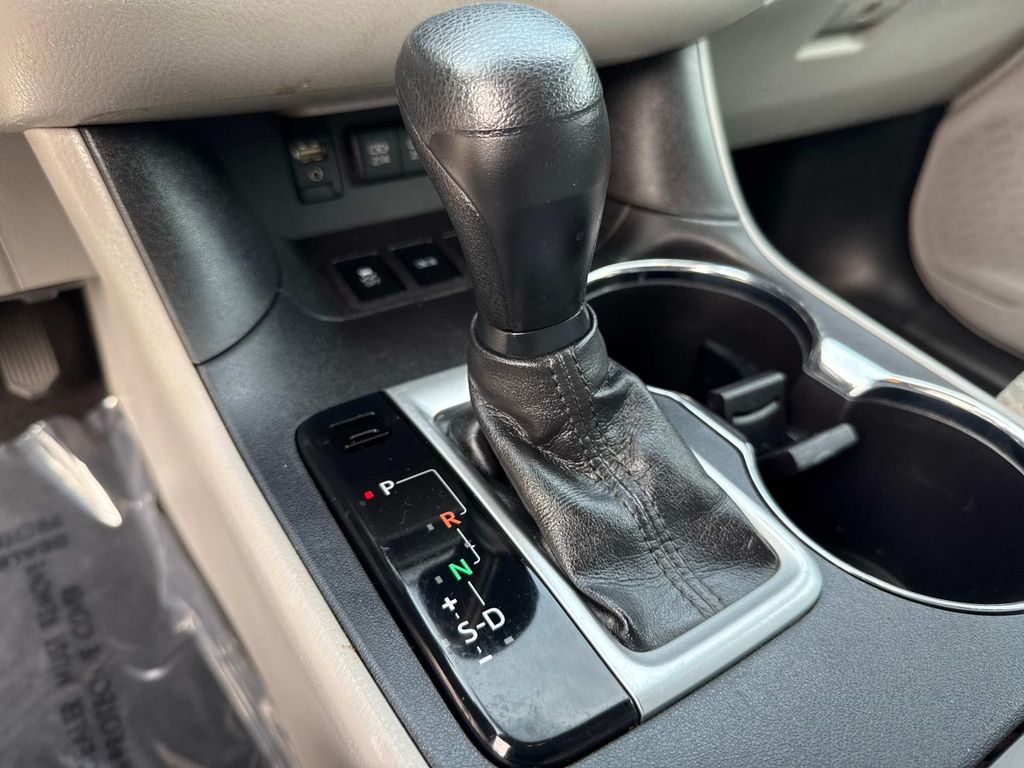 2017 Toyota Highlander LE photo 28