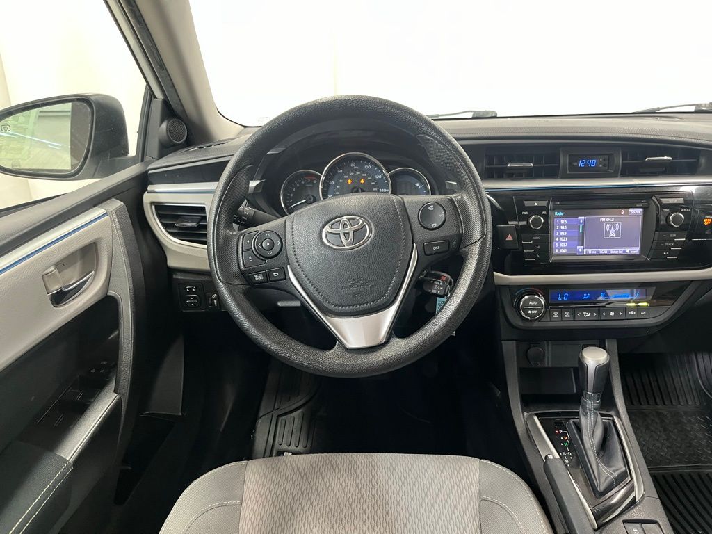 2015 Toyota Corolla LE photo 18
