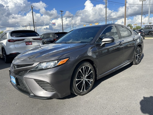 2020 Toyota Camry SE photo 3