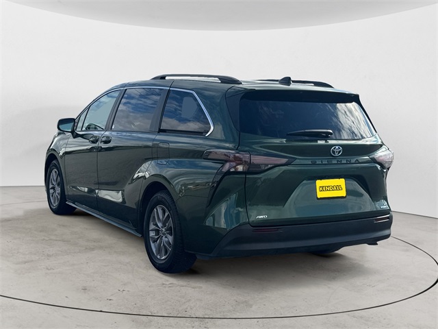 2023 Toyota Sienna LE photo 3