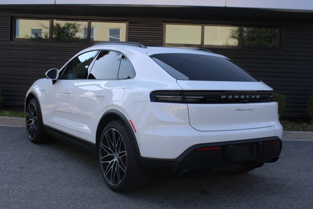2025 Porsche Macan Electric photo 3