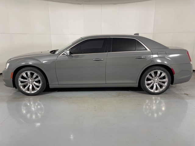 2018 Chrysler 300 Touring photo 5