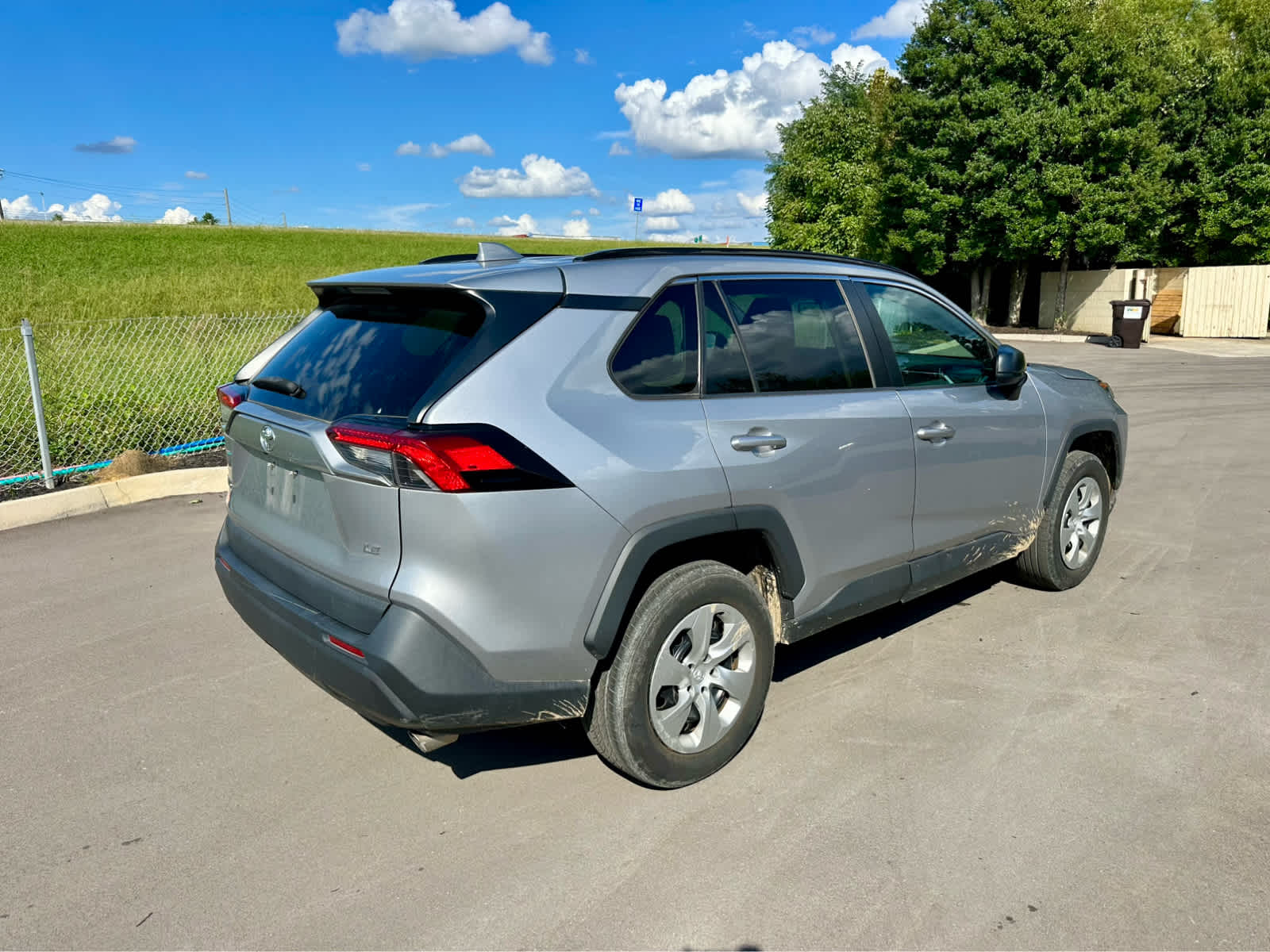2021 Toyota RAV4 LE photo 4
