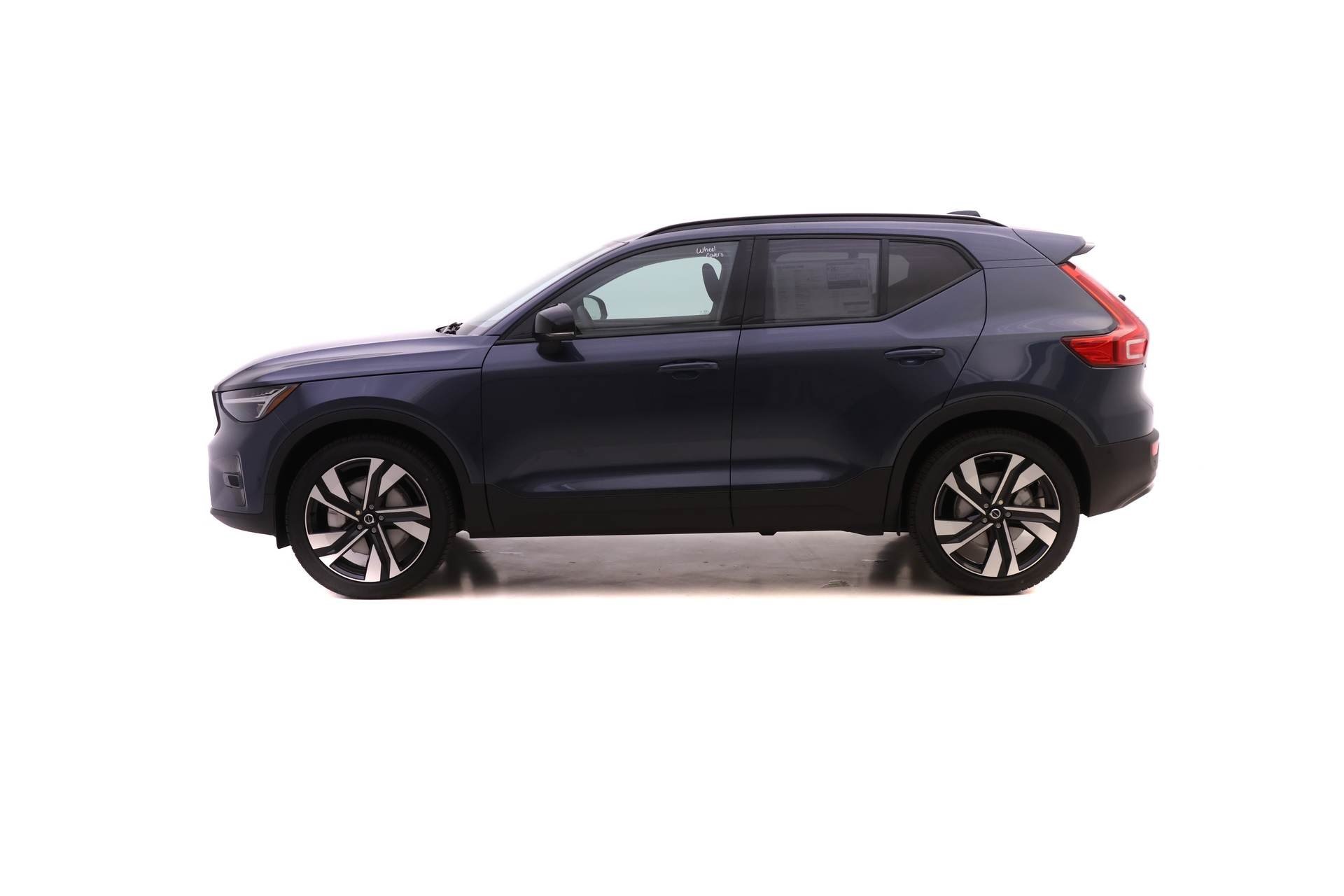 2026 Volvo XC40 photo 2