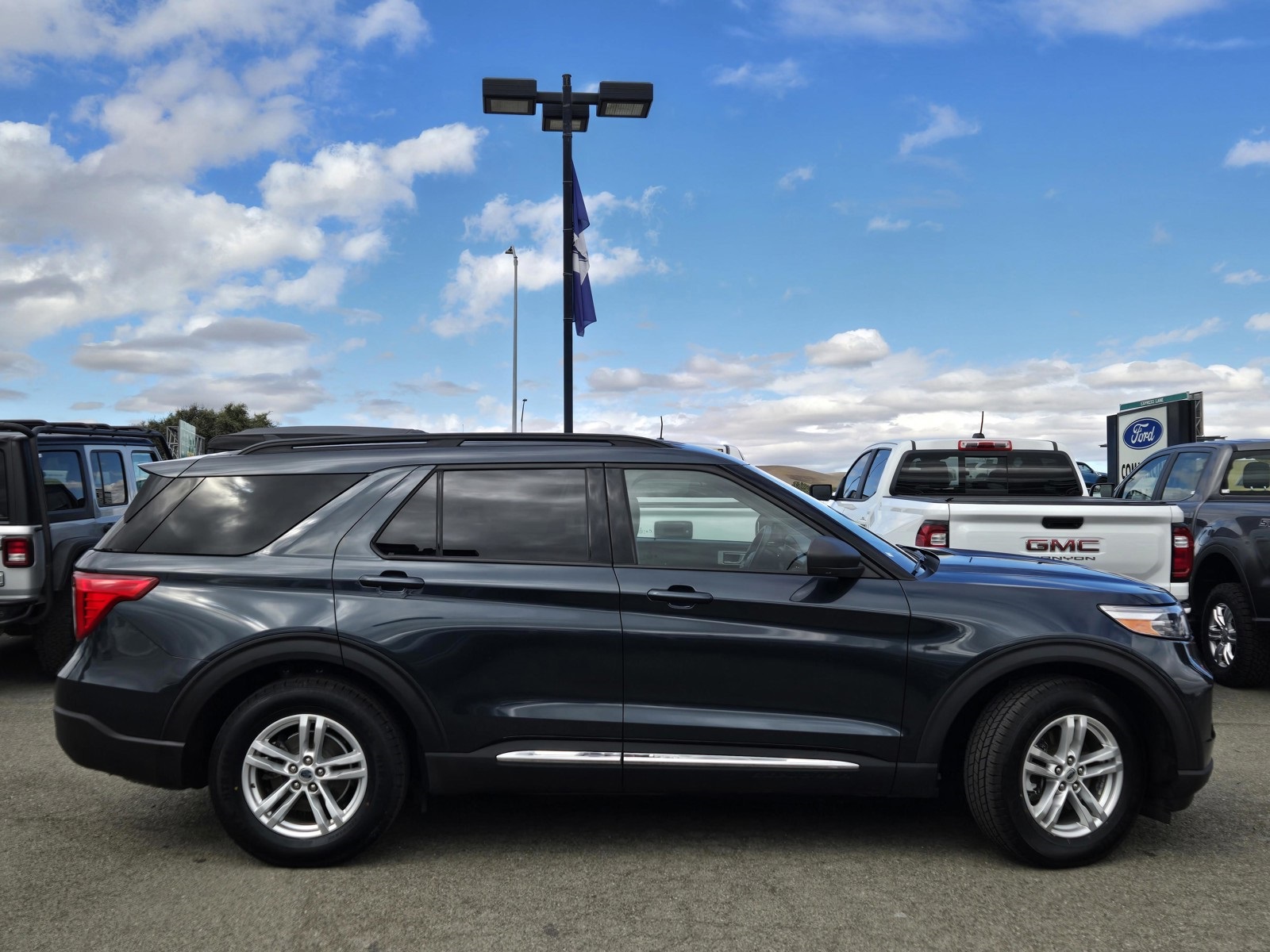 2022 Ford Explorer XLT photo 3
