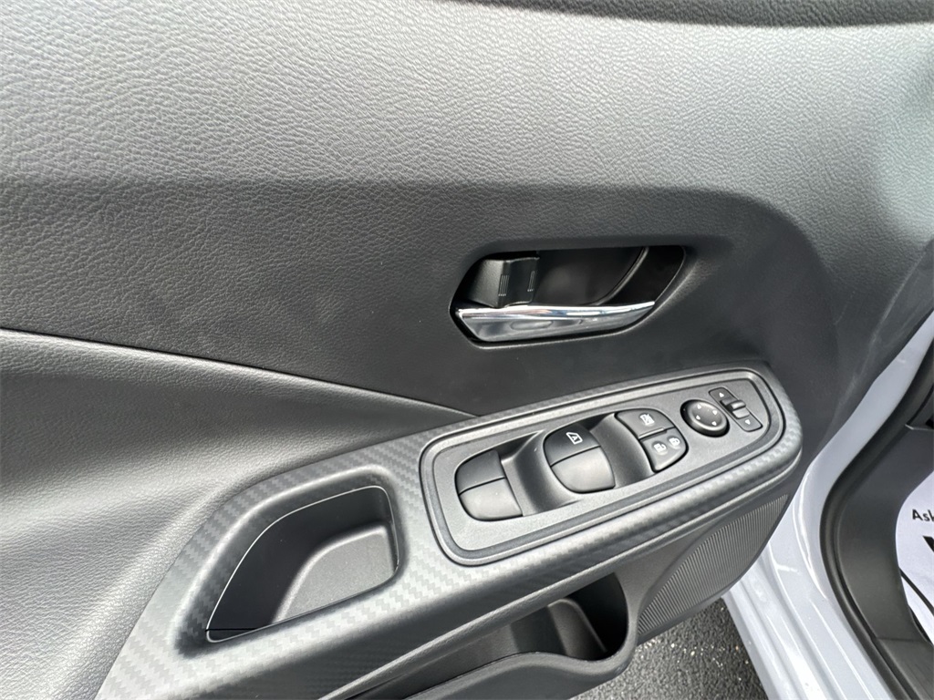 2025 Nissan Versa 1.6 SV photo 13