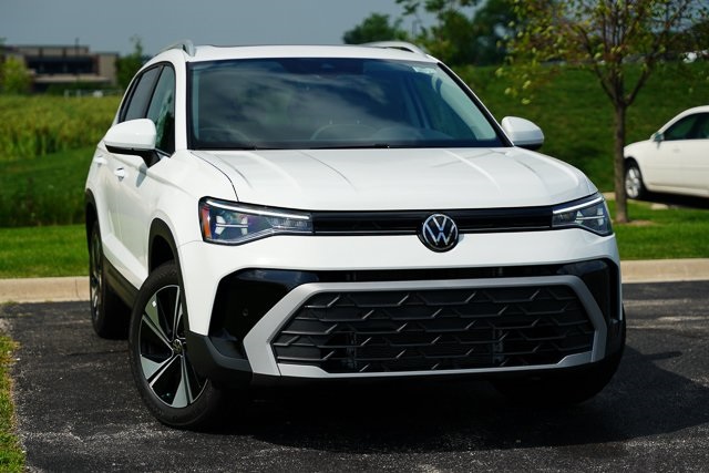 2025 Volkswagen Taos SE photo 2
