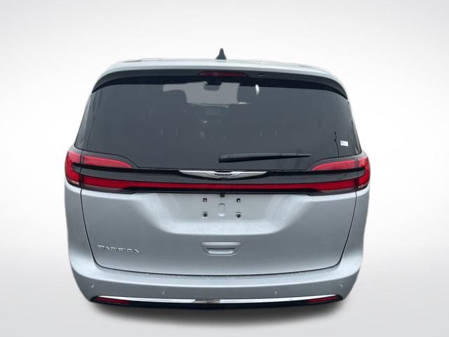 2026 Chrysler Pacifica photo 4