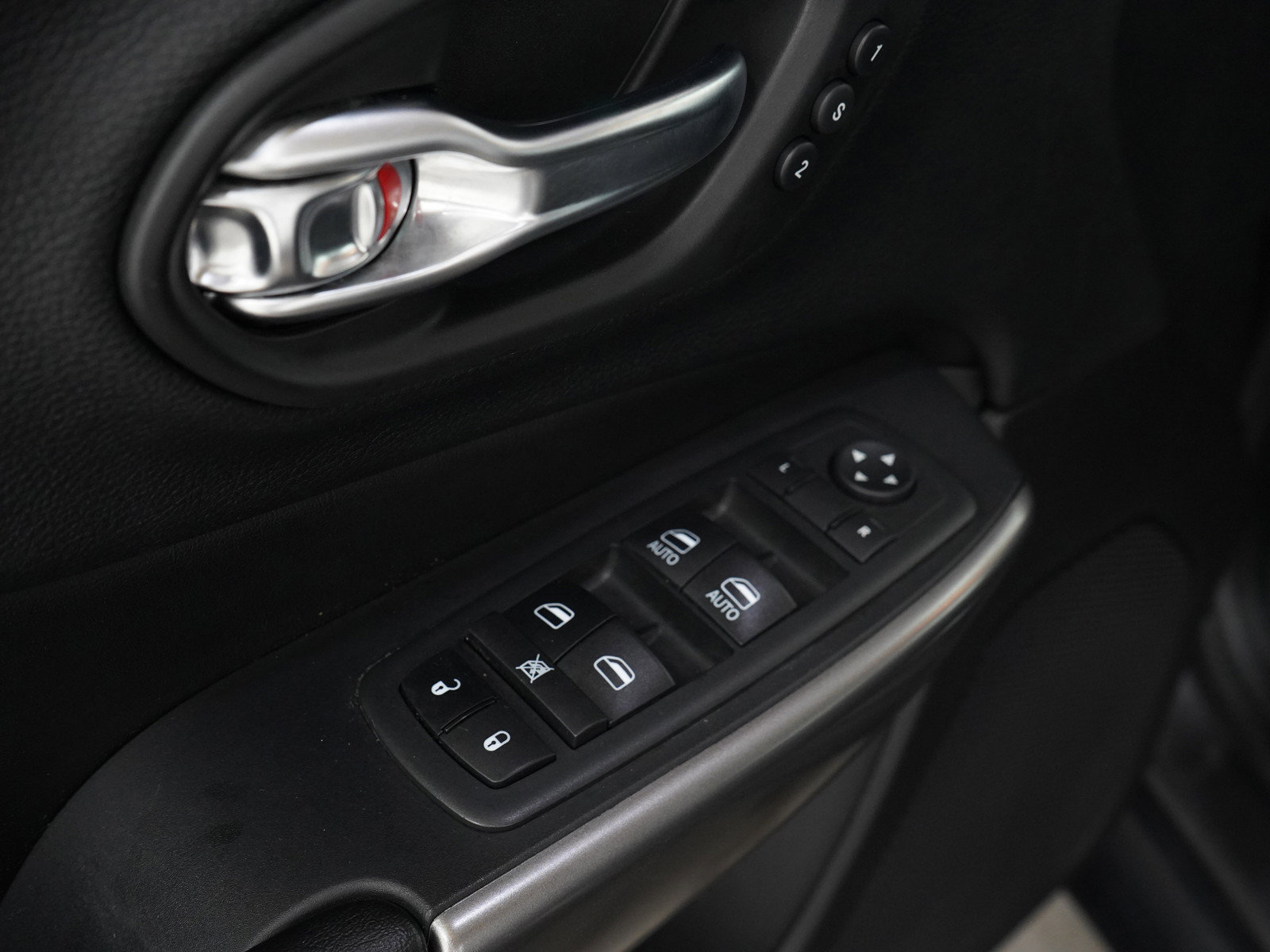 2020 Jeep Cherokee Limited photo 15