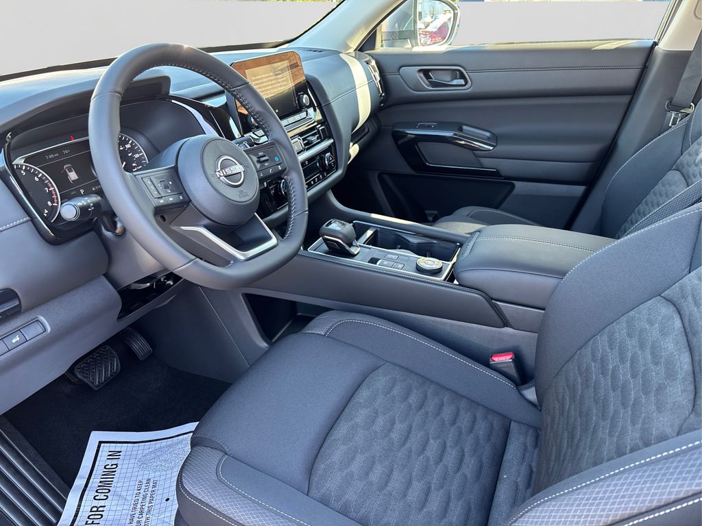 2025 Nissan Pathfinder SV photo 8