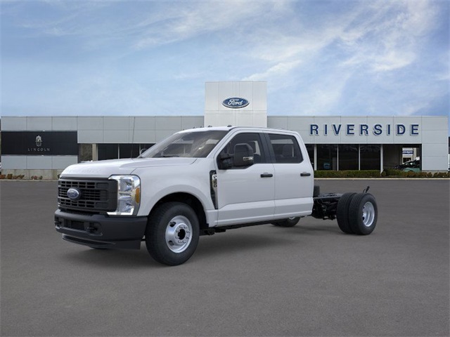 2025 Ford F-350 Super Duty Chassis Cab XL's photo