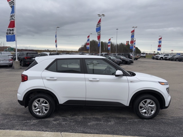 2023 Hyundai Venue SE photo 3