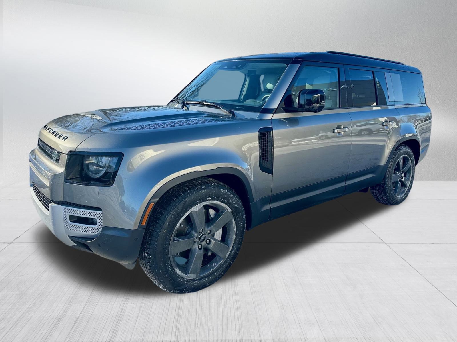 2025 Land Rover Defender S's photo