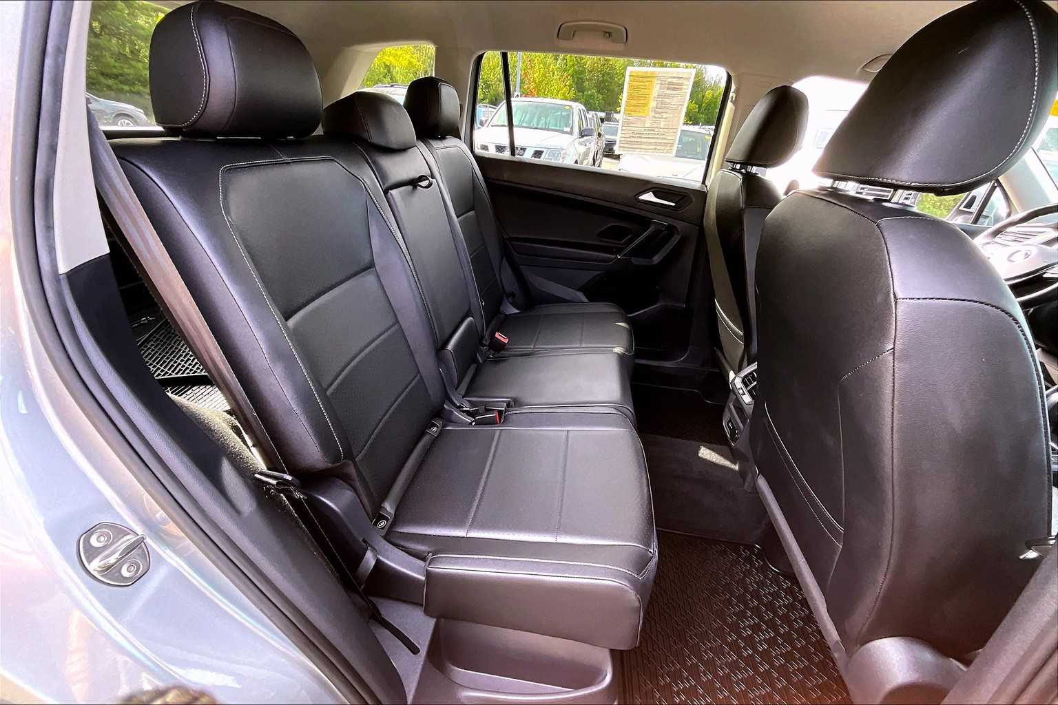 2020 Volkswagen Tiguan SE photo 18