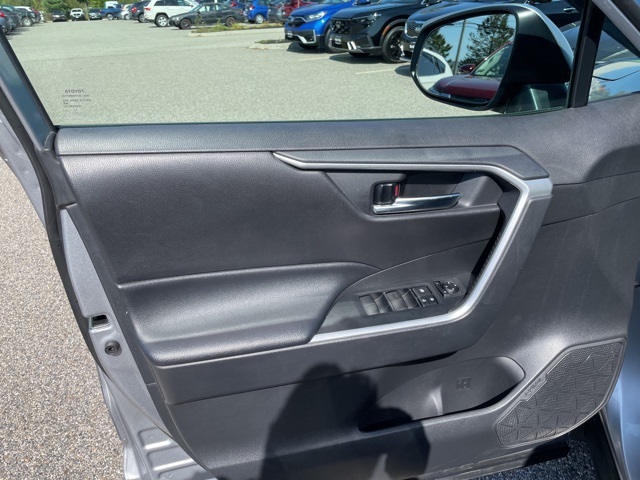 2020 Toyota RAV4 Hybrid XLE photo 13