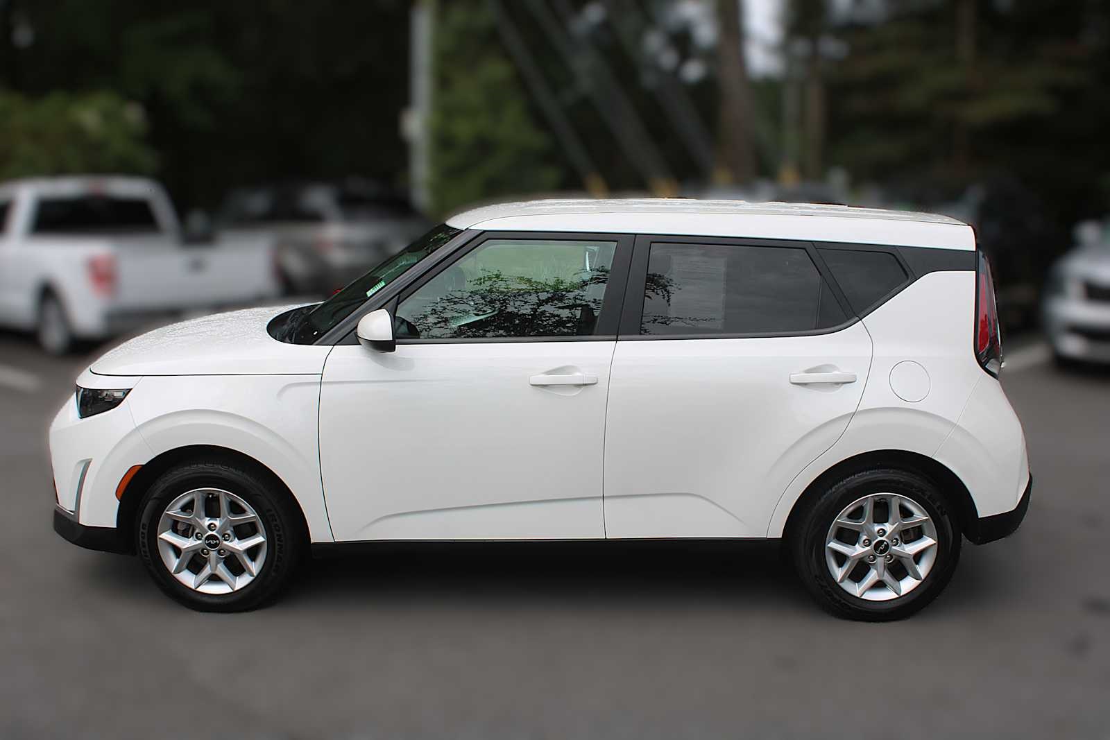2023 Kia Soul LX photo 2