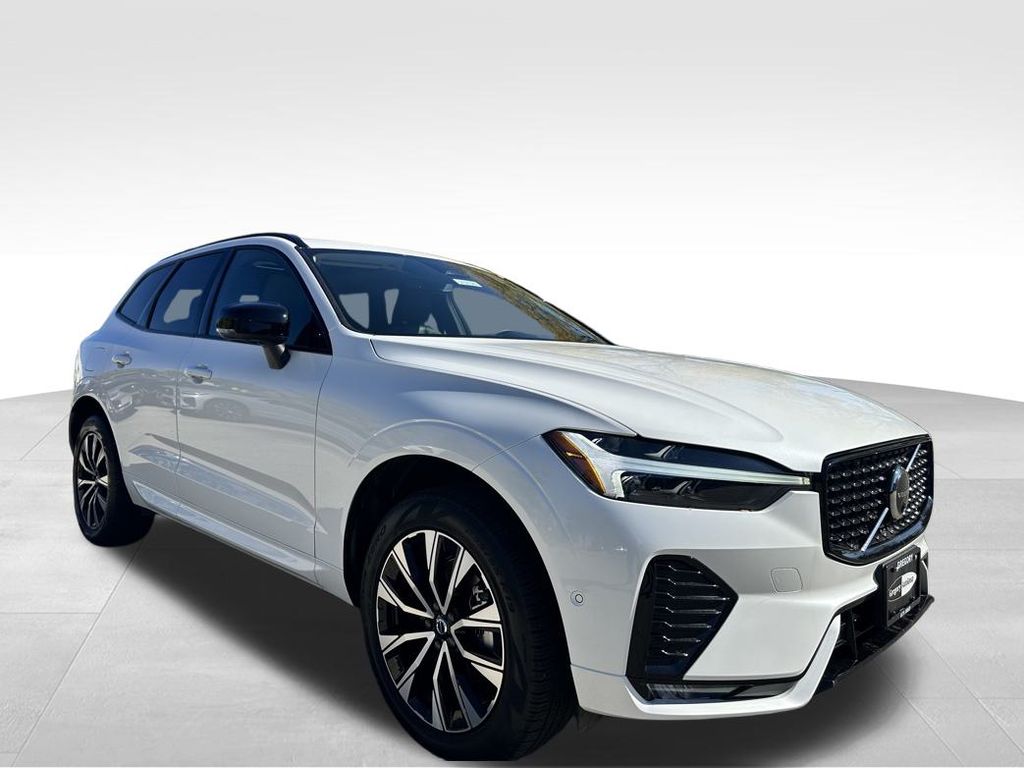 2025 Volvo XC60 B5 Plus photo 3