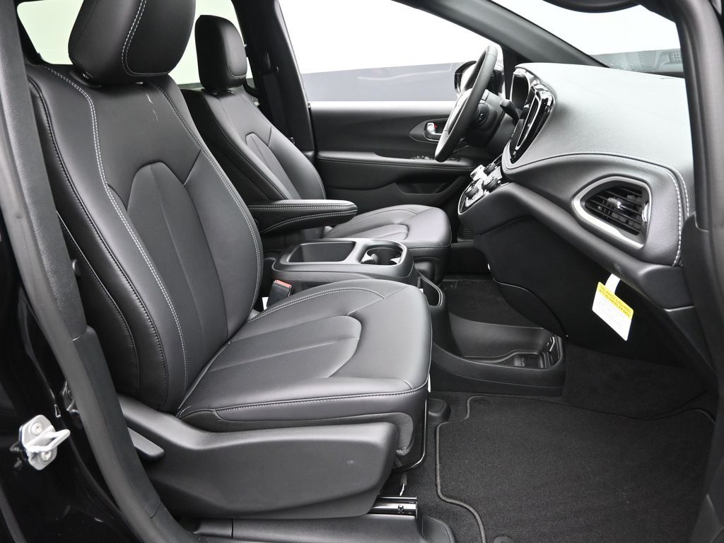 2026 Chrysler Pacifica photo 6