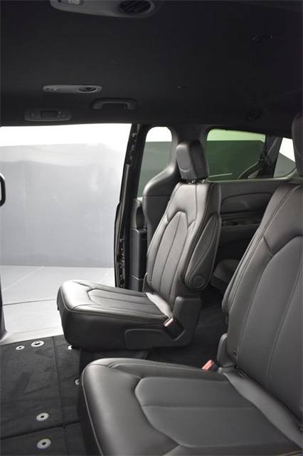 2026 Chrysler Pacifica photo 8