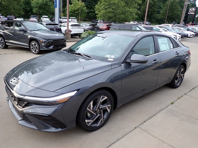 2025 Hyundai Elantra Limited photo 7