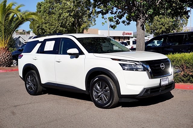 2023 Nissan Pathfinder SV photo 5