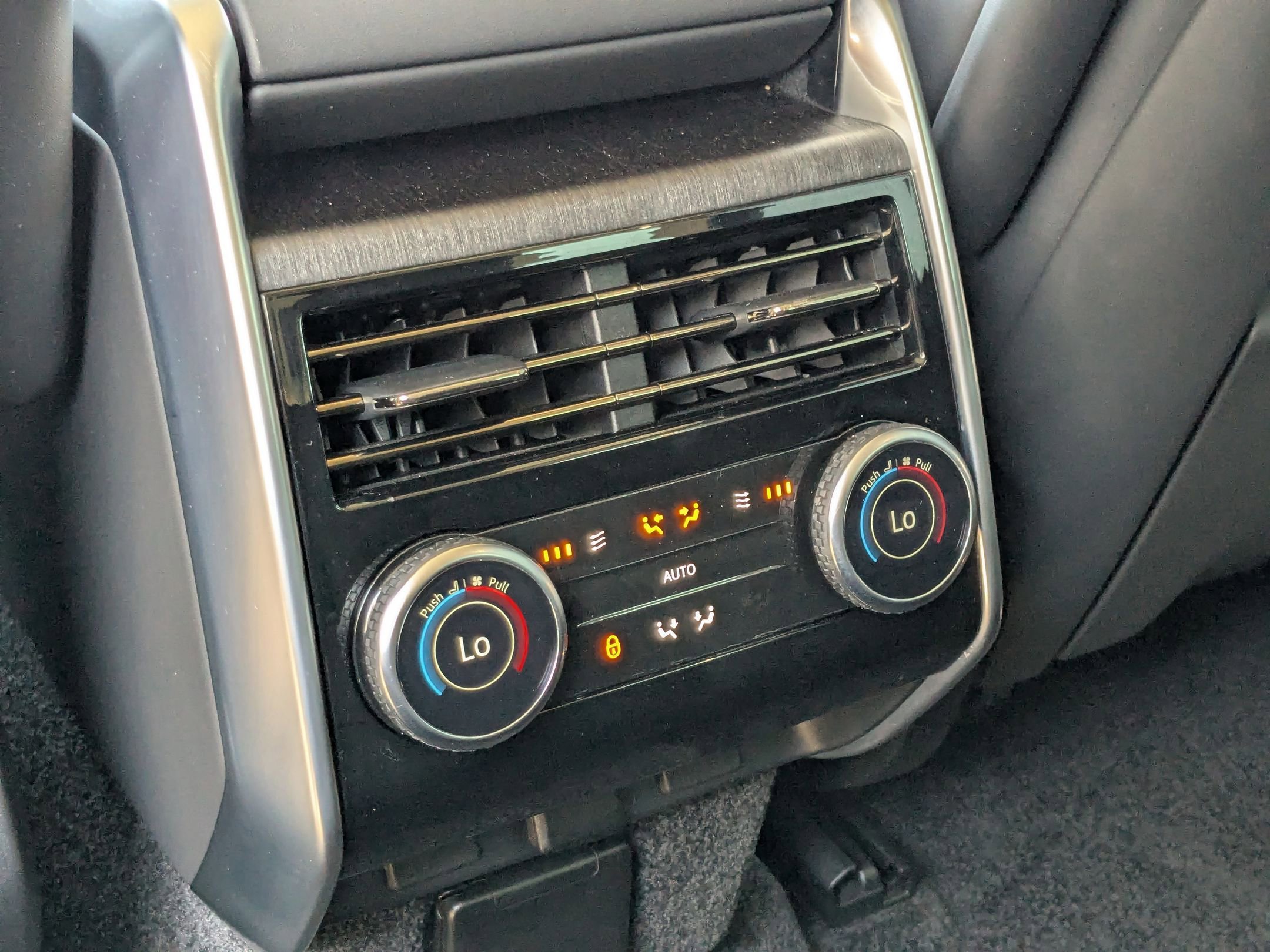 2023 Land Rover Range Rover SE photo 18