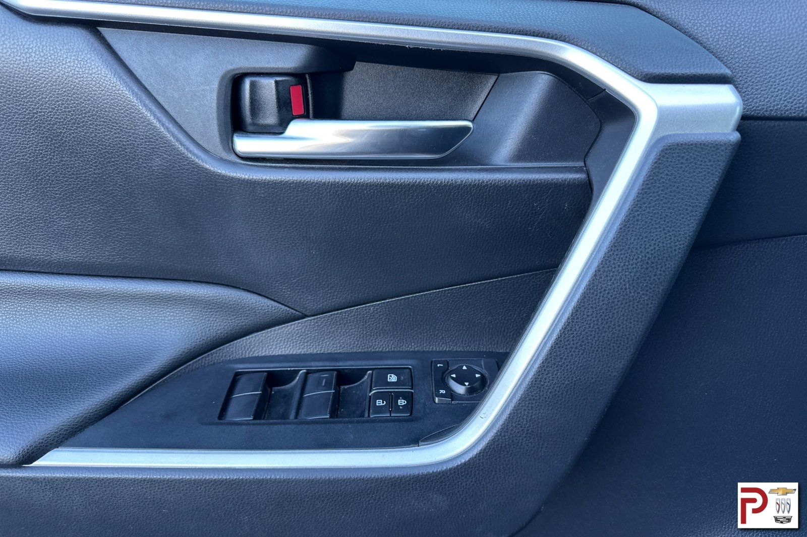 2020 Toyota RAV4 Hybrid XLE photo 10