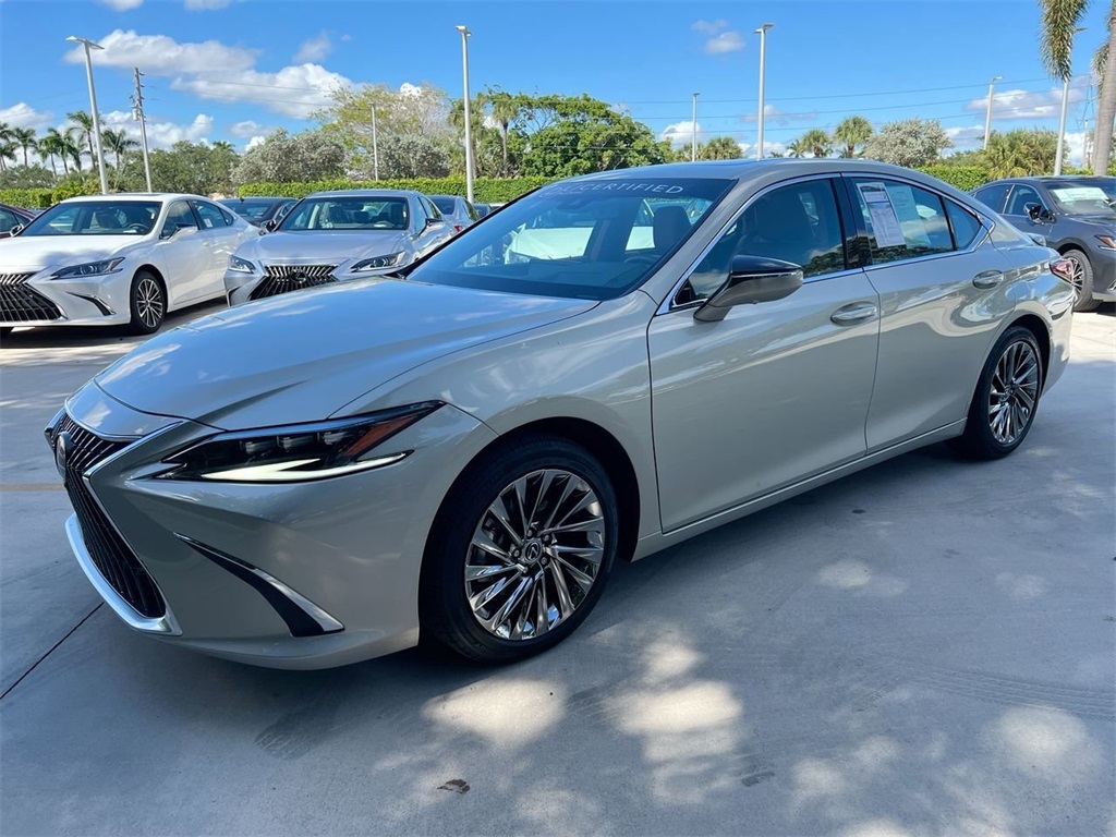 2024 Lexus ES 300h Ultra Luxury photo 2