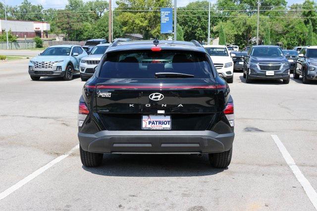 New 2025 Black Hyundai SEL Convenience FWD image 4