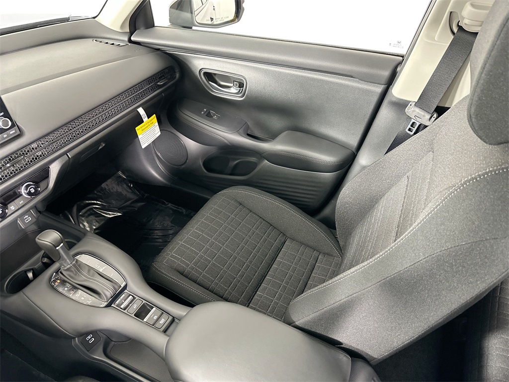 2025 Honda HR-V LX photo 4