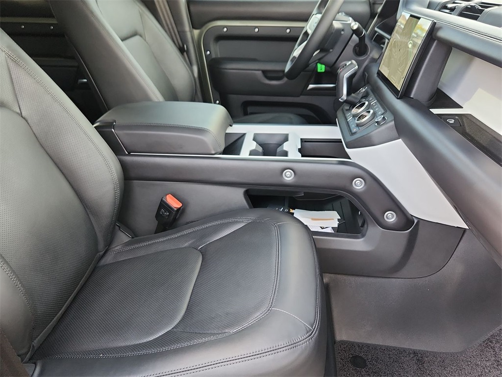 2025 Land Rover Defender 110 S photo 26