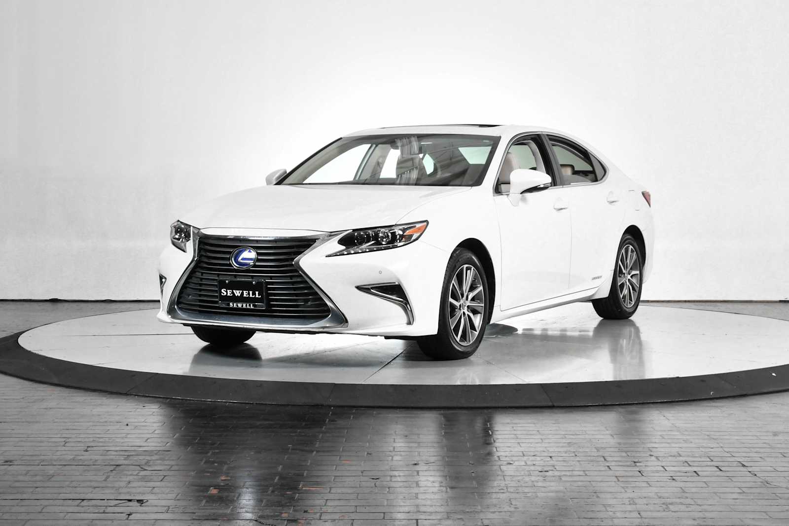 2018 Lexus ES 300h's photo
