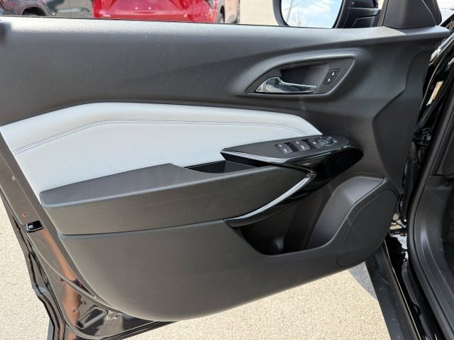 2025 Chevrolet Trax LT photo 8