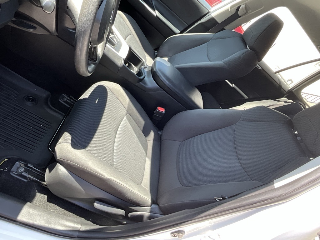 2022 Toyota RAV4 LE photo 7