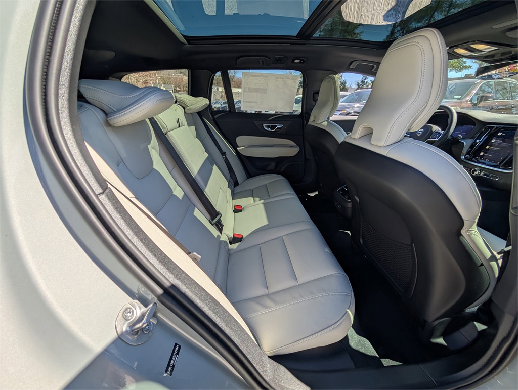 2025 Volvo V60 Cross Country B5 photo 4