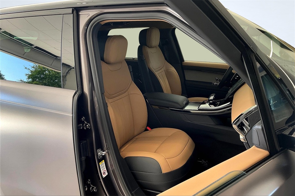 2025 Land Rover Range Rover Sport SE photo 8