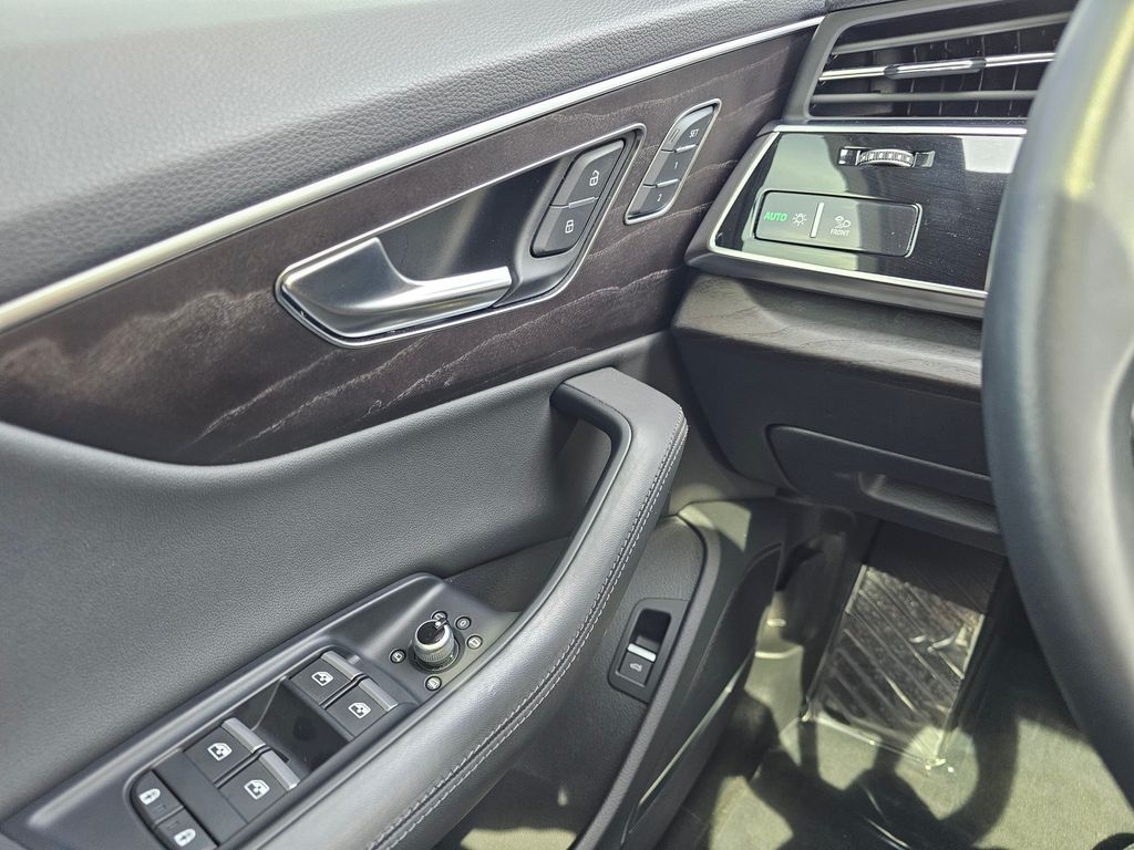 2022 Audi Q7 55 Prestige photo 28