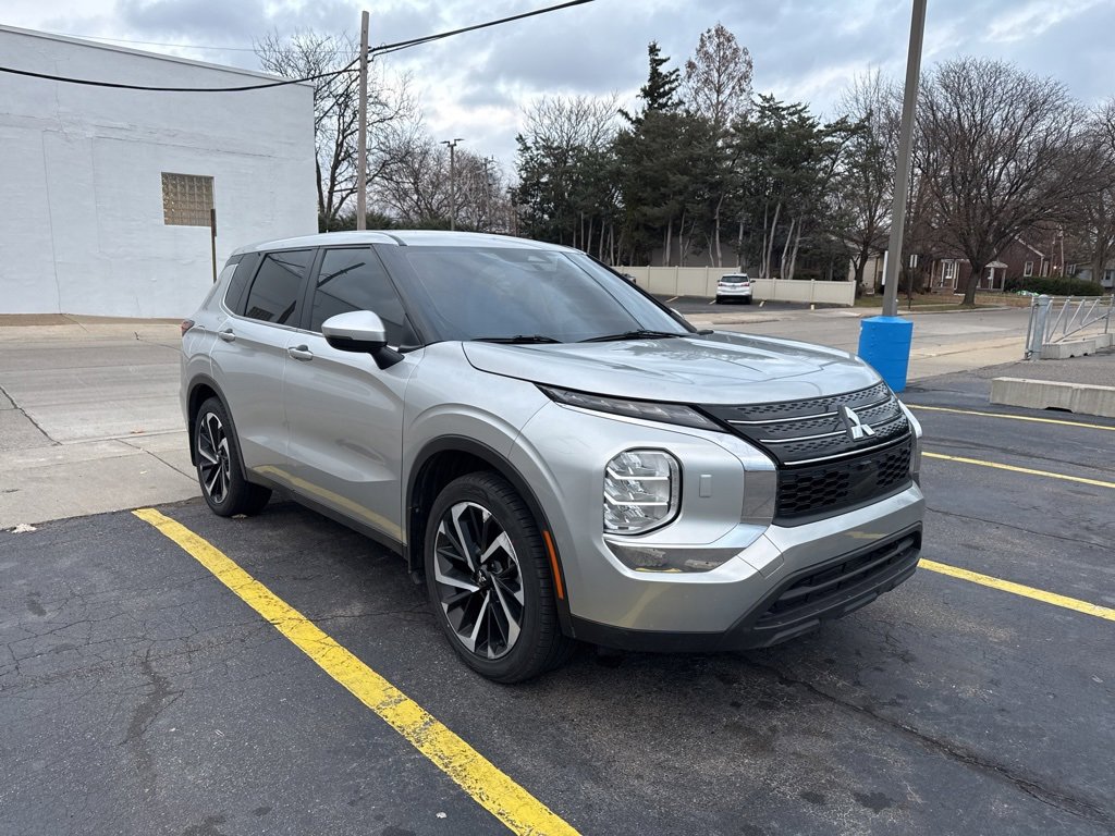 Used 2022 Mitsubishi Outlander ES with VIN JA4J4TA82NZ033240 for sale in Eastpointe, MI