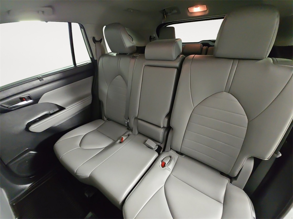 2022 Toyota Highlander XLE photo 13