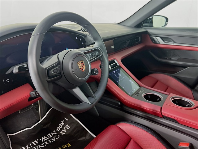 2025 Porsche Taycan photo 4
