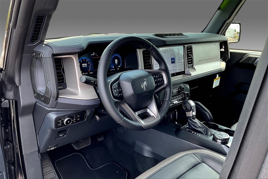 2025 Ford Bronco Outer Banks photo 3