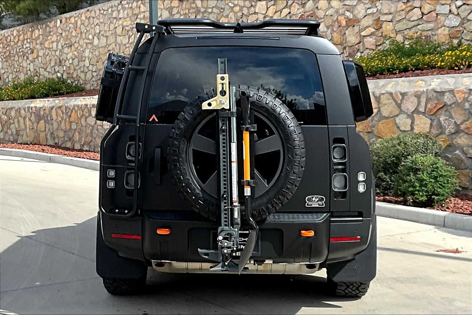 2023 Land Rover Defender SE photo 6