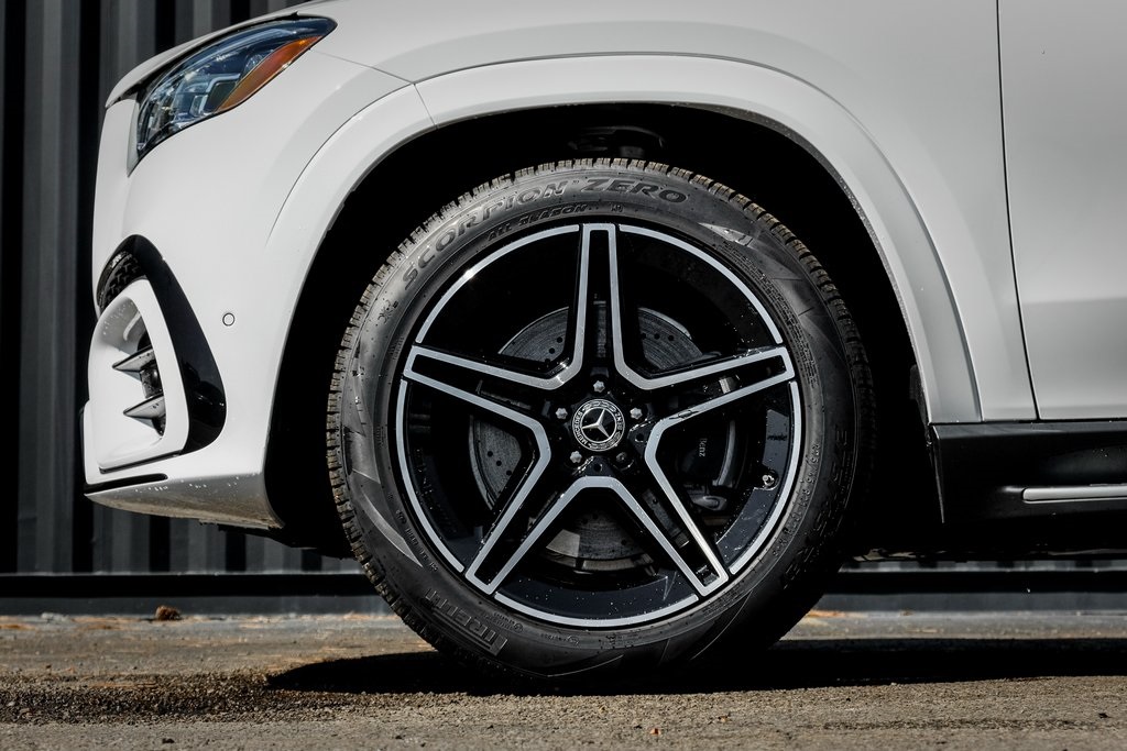 2026 Mercedes Benz GLS 450 4MATIC photo 3