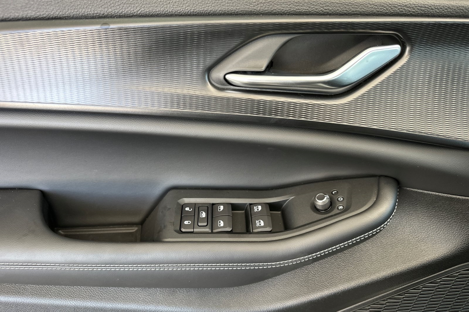 2025 Jeep Grand Cherokee Laredo photo 11
