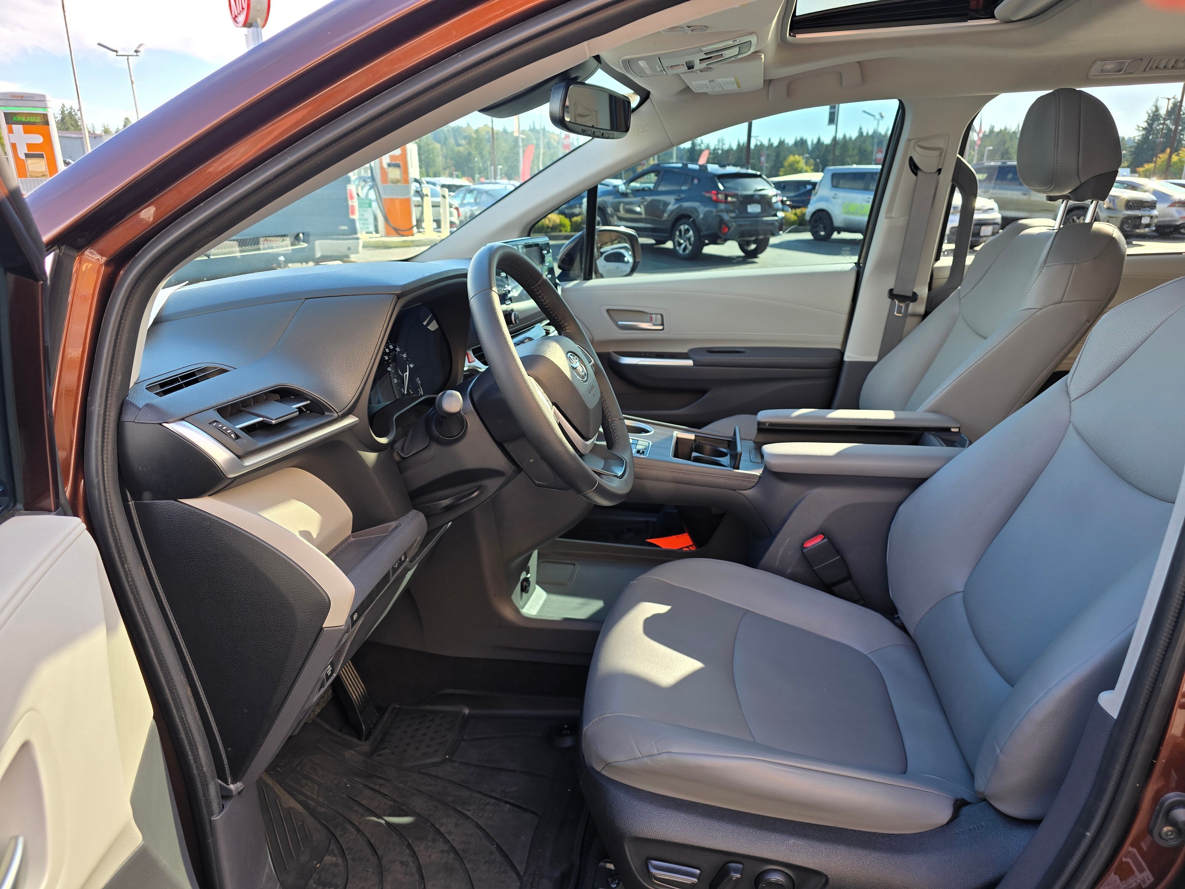 2023 Toyota Sienna XLE photo 2