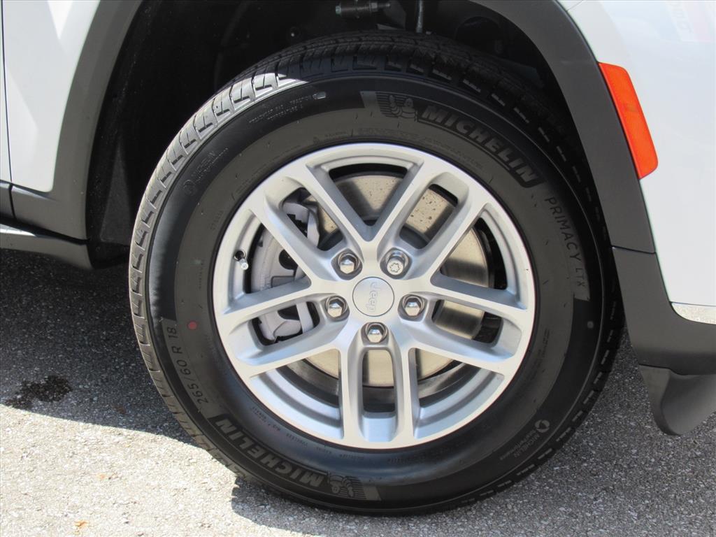 2025 Jeep Grand Cherokee Laredo photo 2