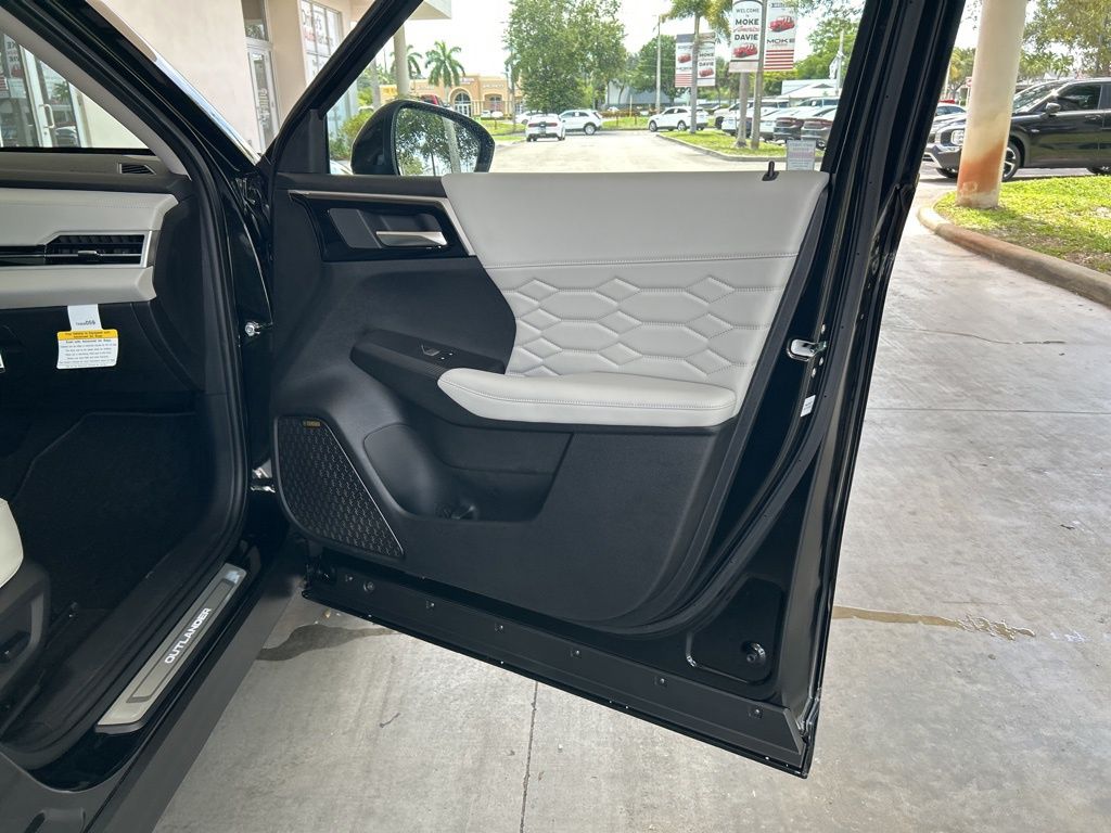 2025 Mitsubishi Outlander Black Edition photo 25