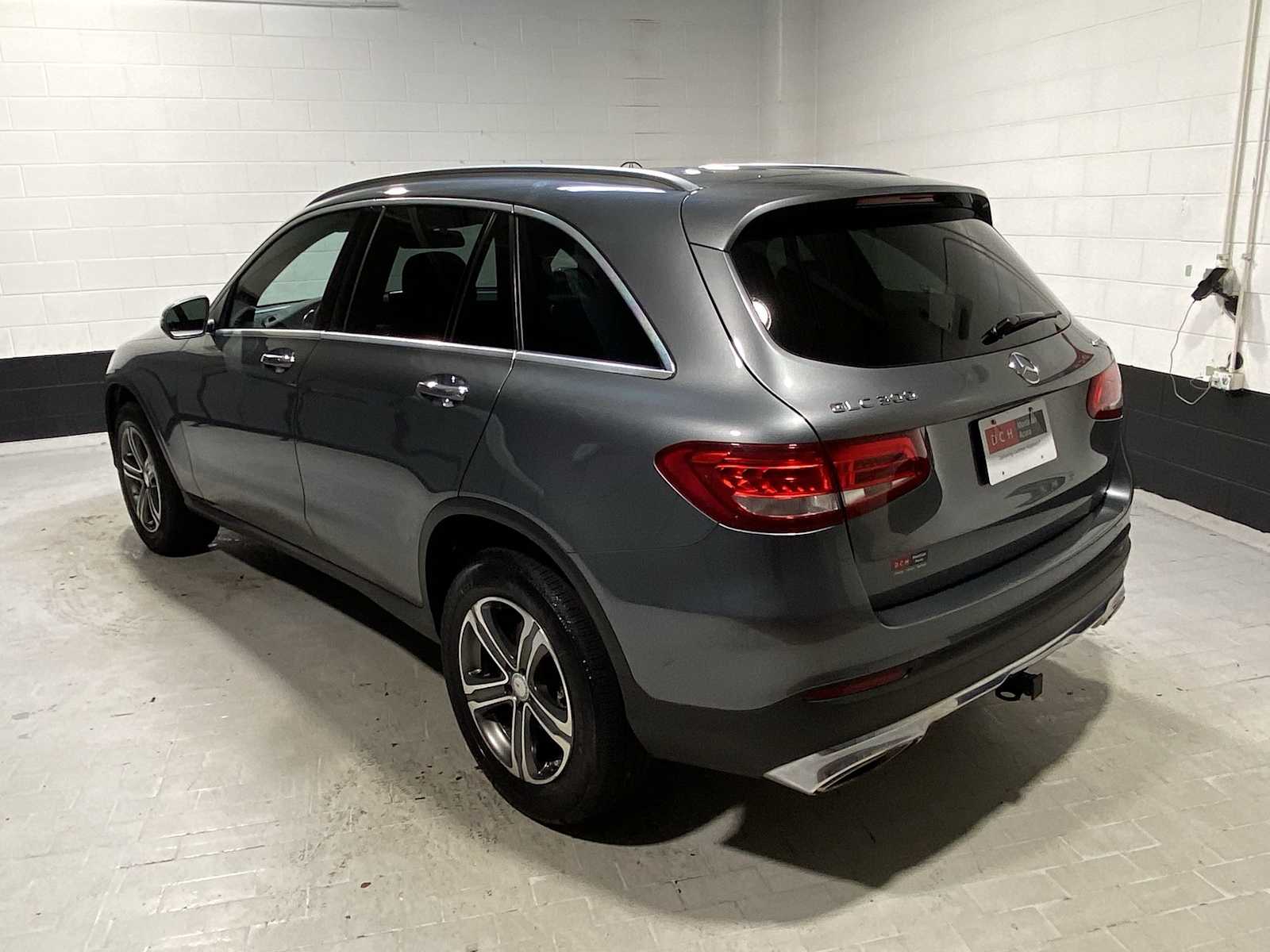 2017 Mercedes Benz GLC 300 4MATIC photo 4