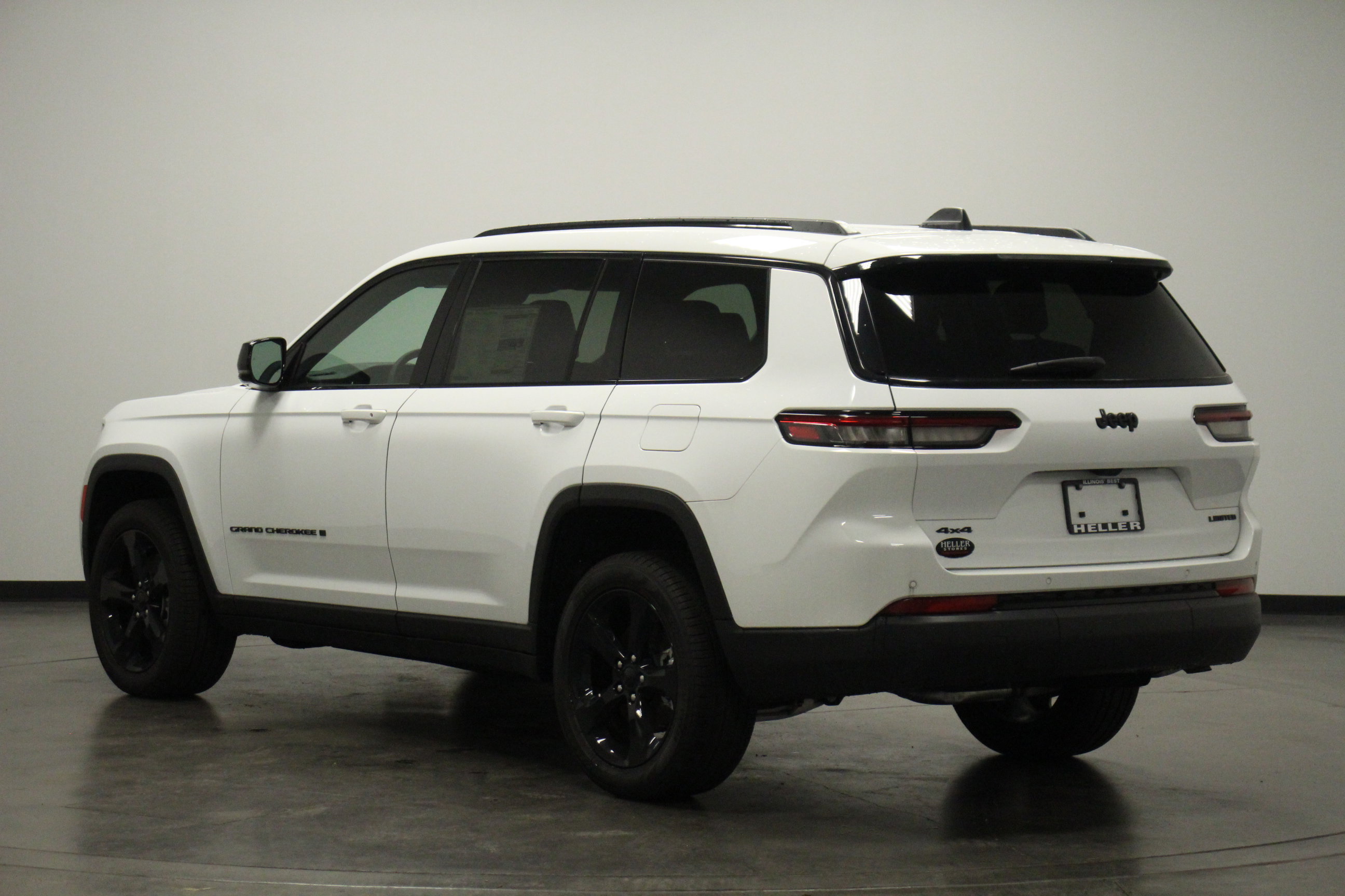 2025 Jeep Grand Cherokee Limited photo 3